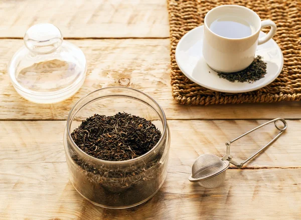 Set de té en la mesa de madera en la mañana soleada —  Fotos de Stock