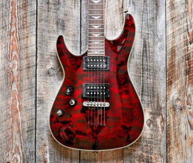 Ahşap arka plan vintage bir görünüm vücudunda elektrik kırmızı gitar