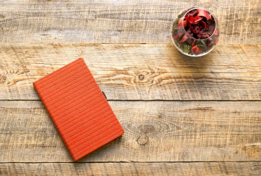 Ahşap masada rahat bir çalışma yeri.