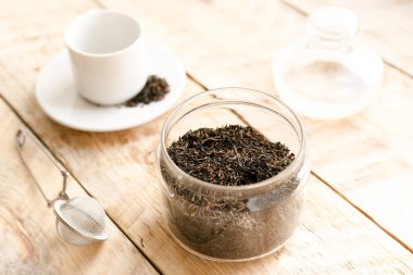 Güneşli sabah ahşap masa üzerinde çay seti