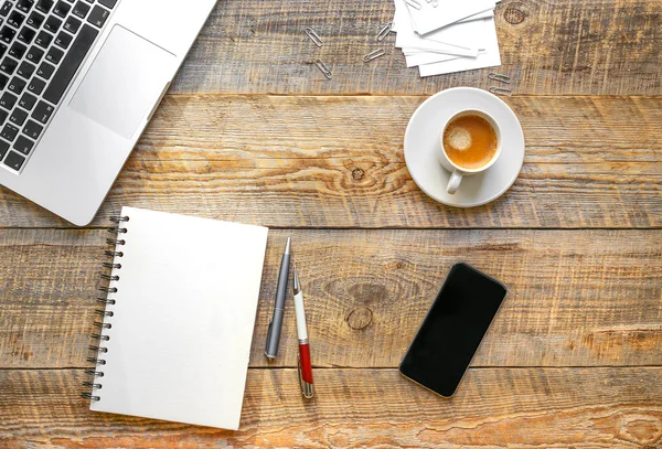 Lugar de trabajo con portátil en mesa de madera —  Fotos de Stock