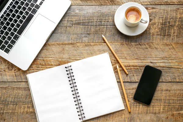 Ahşap masa üstünde laptop ile çalışma yere yakın çekim