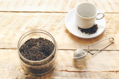 Güneşli sabah ahşap masa üzerinde çay seti