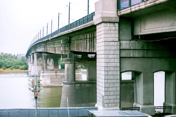 Τσιμεντένια γέφυρα πάνω από τον ποταμό — Φωτογραφία Αρχείου