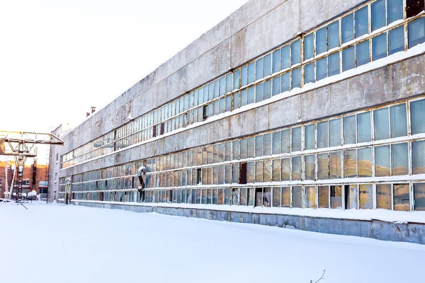 Gran edificio industrial abandonado de fábrica con ventanas rotas — Foto de Stock