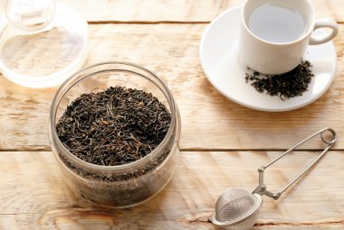 Güneşli sabah ahşap masa üzerinde çay seti