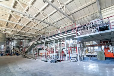 Fabrikada tanklarla taşıyıcıyı beton karıştırıyor.