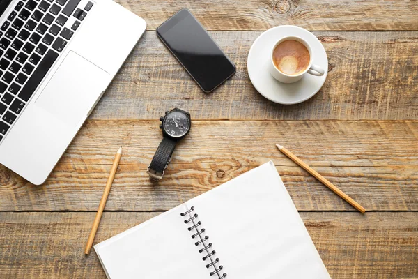 Lugar de trabajo con cuaderno sobre mesa de madera — Foto de Stock