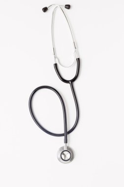 izole beyaz bir arka plan üzerinde yeni stetoskop