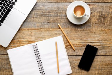 Ahşap masanın üzerinde defter olan çalışma yeri