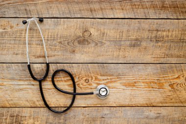 ahşap masa izole üzerinde yeni stetoskop
