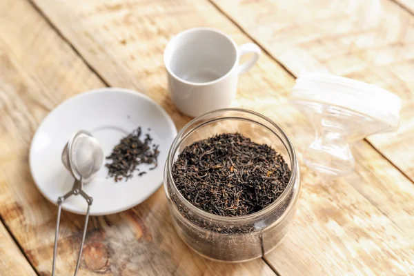 Set de té en la mesa de madera en la mañana soleada —  Fotos de Stock