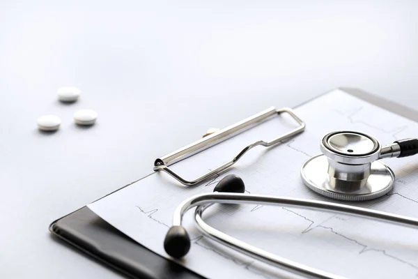 boş doktor çalışma alanı ile bir stetoskop ve hapları