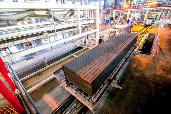 Produktionsanlagen mit automatisierten Maschinen in der Fabrik, die Blöcke herstellt — Stockfoto