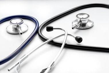 Beyaz arka planda iki sökülüp stetoskop