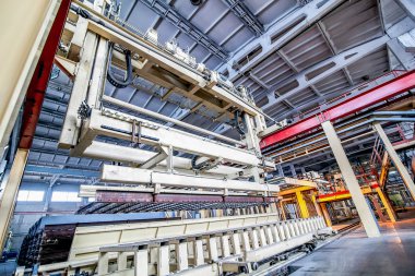 Beton bloklar üreten fabrikadaki modern ekipmanlar