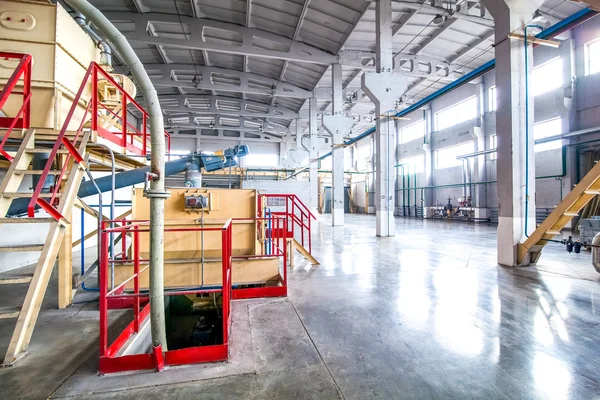 Производственные мощности с резервуаром на заводе производственных блоков — стоковое фото