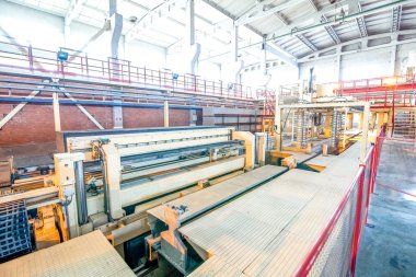 Beton bloklar üreten fabrikadaki modern ekipmanlar