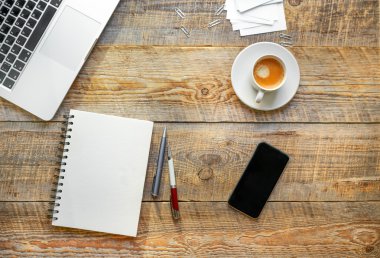 Ahşap masa üzerinde yer evde çalışma