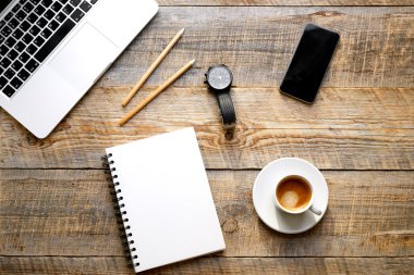 Ahşap masanın üzerinde defter olan çalışma yeri