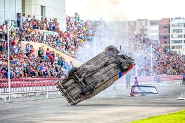 Omsk, Rusya - 03 Ağustos 2013: Otomatik rodeo, araba stunts.