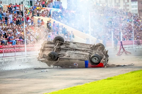 Omsk, Rusya - 03 Ağustos 2013: Otomatik rodeo, araba stunts.