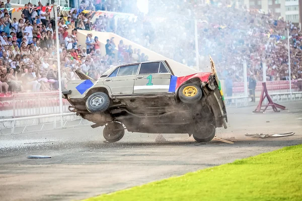Omsk, Rusya - 03 Ağustos 2013: Otomatik rodeo, araba stunts.