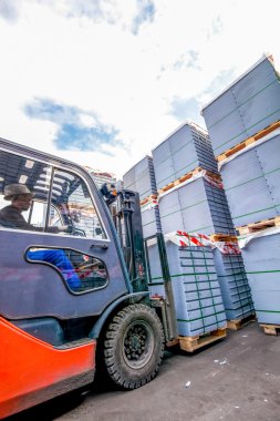 Fabrikanın dışındaki beton bloklu otomatik yükleyici