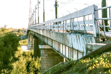 nehir endüstriyel manzara üzerinde beton köprü
