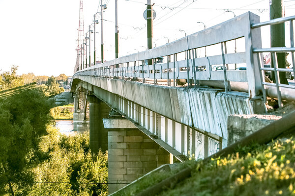 Бетонный мост через промышленный ландшафт реки
