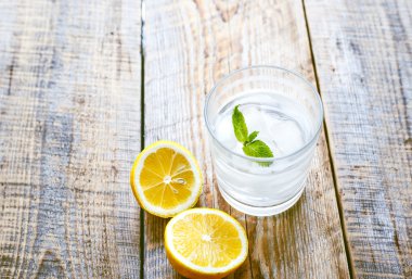 limonata limon ahşap tablo ile bir bardak