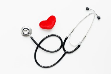stetoskop peluş kalp beyaz zemin üzerine