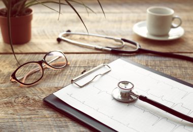 Doktor çalışma alanı ile bir stetoskop ahşap masa