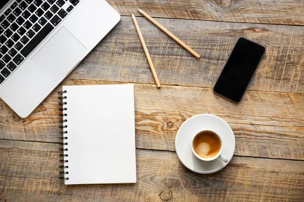 Lugar de trabajo en casa sobre mesa de madera — Foto de Stock