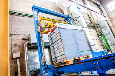 Ev yapımı bir fabrikada dökümlü beton döşemeler.