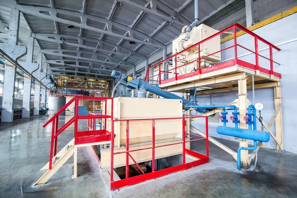 Produktionsanlagen mit Tank in der Fabrik zur Herstellung von Blöcken — Stockfoto