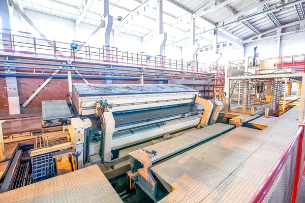 Moderne Anlagen in Fabrik zur Herstellung von Betonsteinen — Stockfoto