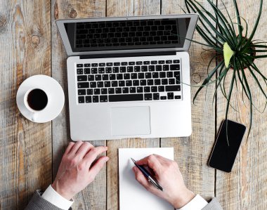 Ahşap masa çalışma evinde rahat mans