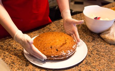 restoranda sünger kek pişirme işlemi