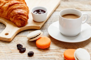 tatlı kahvaltı kahve, kurabiye ve kruvasan ahşap tablo