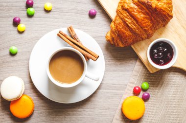 tatlı kahvaltı kahve, kurabiye ve kruvasan ahşap tablo