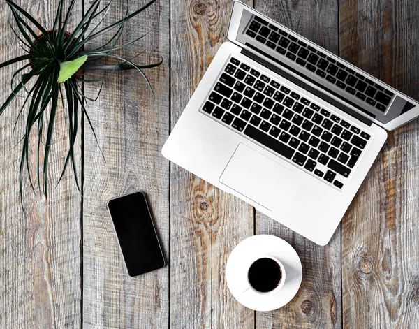 Lugar de trabajo en casa con portátil en mesa de madera — Foto de Stock