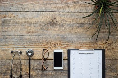 Yeni stetoskop izole kardiyogram ahşap tablo