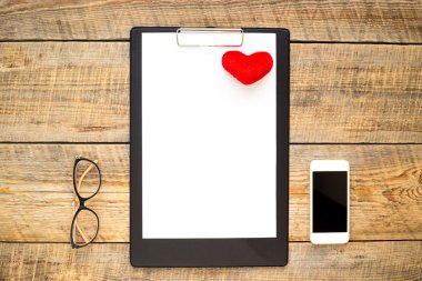 gözlük ve smartphone ile ahşap tabloda boş sayfa