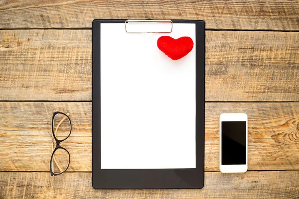 gözlük ve smartphone ile ahşap tabloda boş sayfa