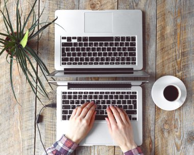 Ahşap masada rahat bir çalışma yeri.