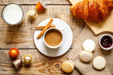 tatlı kahvaltı kahve, kurabiye ve kruvasan ahşap tablo