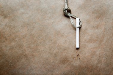 kavram hangmans düğüm sigara ile kraft kağıt arka plan üzerinde