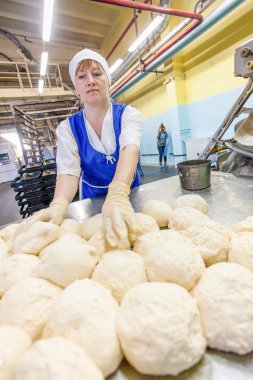 Omsk, Rusya - 19 Aralık 2014: Wokers ekmek fabrikası