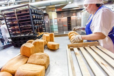 Omsk, Rusya - 19 Aralık 2014: Wokers ekmek fabrikası